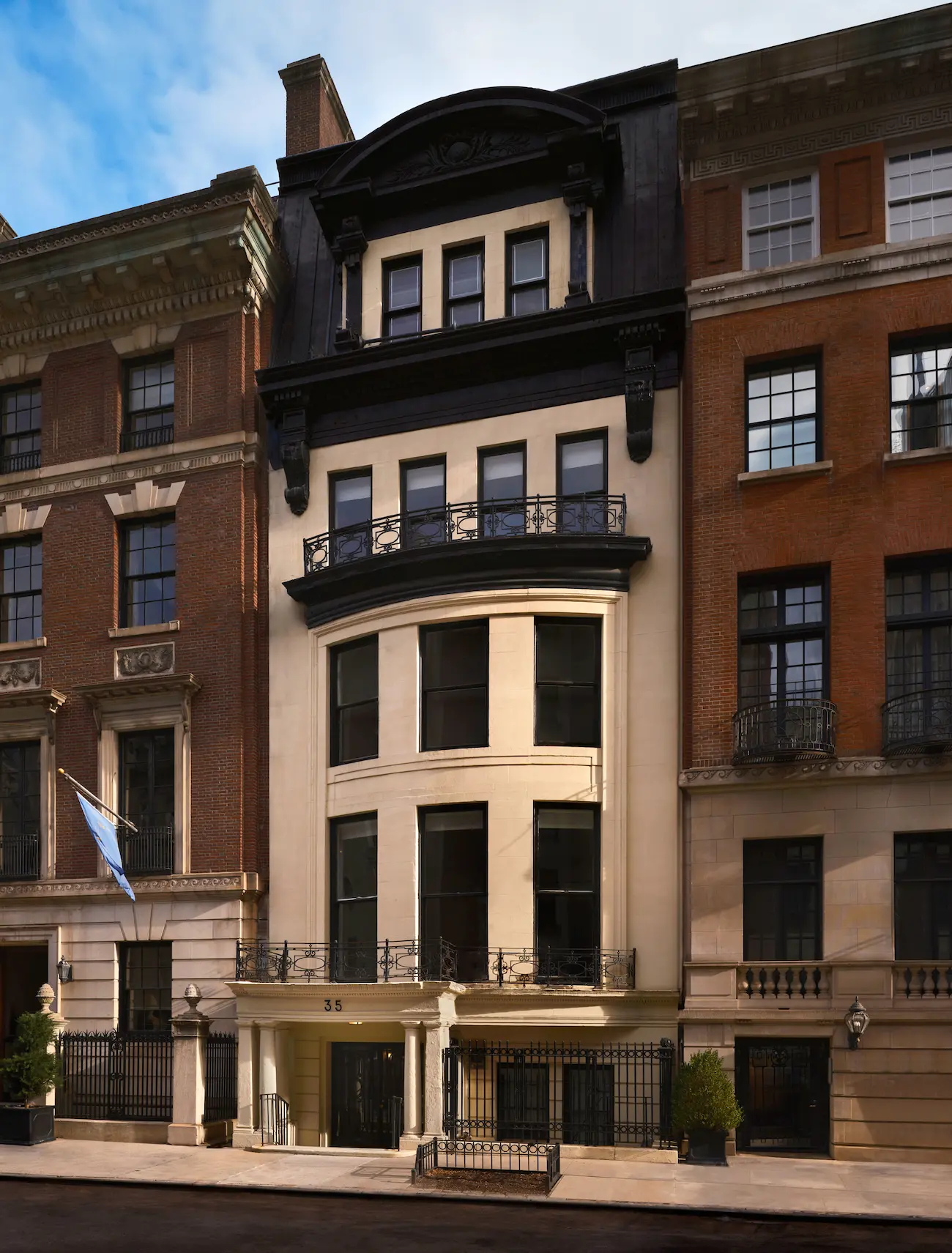 Peter Harrington, a London-based rare book dealer, opens its first U.S. gallery in New York City, coinciding with the New York International Antiquarian Book Fair.